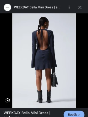 Weekday Bella mini dress - Weekday Bella mini dress i strl XS superfin använd en gång på nyår 2023 sen bara hängt i garderoben pga för liten. 