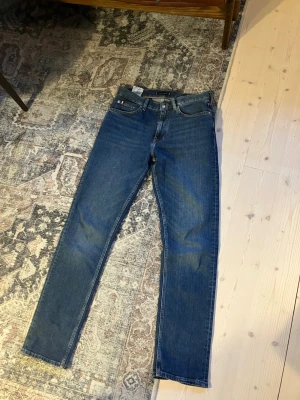Tommy Hilfiger Jeans - Säljer ett par sprillans nya Tommy Hulfiger jeans. Har bara använts 1 gång men säljer för att de inte passade som jag ville och jag hade redan tagit bort lapparna😂. Fräsch jeans i en regular fit passform. Orginalpris ligger på cirka 1300kr. Hör av dig vid frågor eller funderingar!