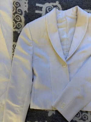 Kort kavaj - Superfin kavaj i lite kortare och skräddarsydd modell🥰 Storleken står inte men skulle säga att den passar XS-S/ 32-34