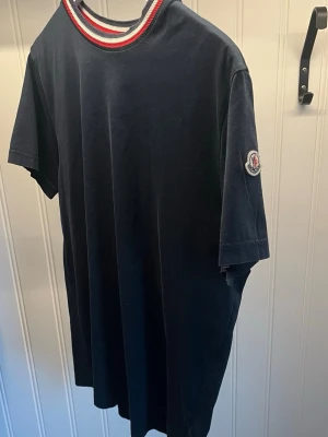 Moncler T-shirt - Säljer denna Moncler T-shirt då den inte kommer till användning. T-shirten är i mycket fint skick och i storlek L. Nypris ca 2500 kr. Hör av dig om du har några frågor!
