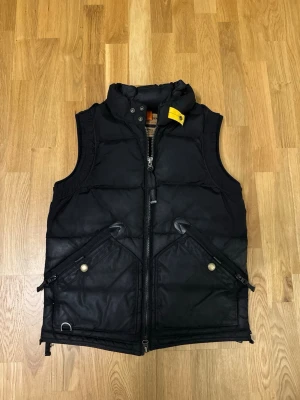 PARAJUMPERS KOBUK Masterpiece vest  - Säljer en snygg Parajumpers Kobuk Masterpiece vest i storlek S som aldrig används längre. Fri från skador och sparsamt använd och är i mycket fint skick. Köpt för 4 899kr och säljer för 2500kr vilket är riktigt bra pris. Såklart äkta, pris kan diskuteras.
