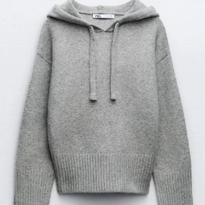 Slutsåld stickad zara hoodie - Jättefin stickad tjocktröja från zara, slutsåld, orginalpris 500, andvänd väldigt få gånger