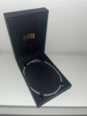 Tennis halsband  - Tennis halsband 3mm, 42cm lång samt oanvänd köpt från kejsar under deras black friday erbjudande men den var för liten. Den är oanvänd samt glittrande skick