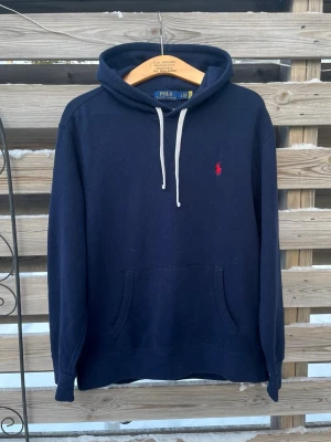 Marinblå Ralph Lauren Hoodie  - Riktigt snygg marinblå Ralph Lauren Hoodie. Storlek L. Fint skick, härlig hoodie. Hör av er vid funderingar🙌 perfekt till vinterkylan☃️