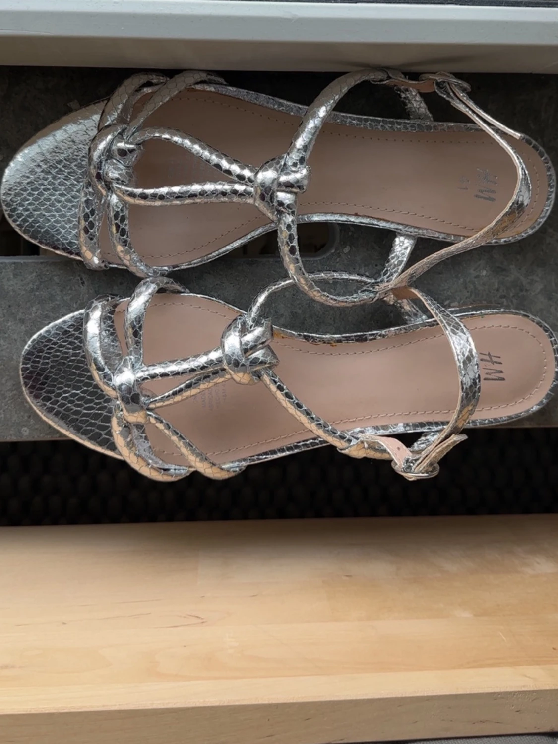 HELT NYA Silvriga sandaler från H&M - 1
