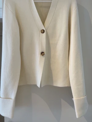 Beige kofta från Gina Tricot - Trendig kofta från Gina Tricot. Aldrig använd. Stl S