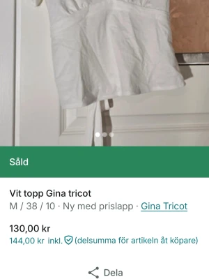 Vit topp med knyt från Gina Tricot - Snygg vit topp från Gina Tricot med knytband i midjan och lätt v-ringad hals. Toppen har korta ärmar och är tillverkad i ett mjukt bomullsmaterial. Perfekt att styla med jeans eller kjol för en fräsch look.