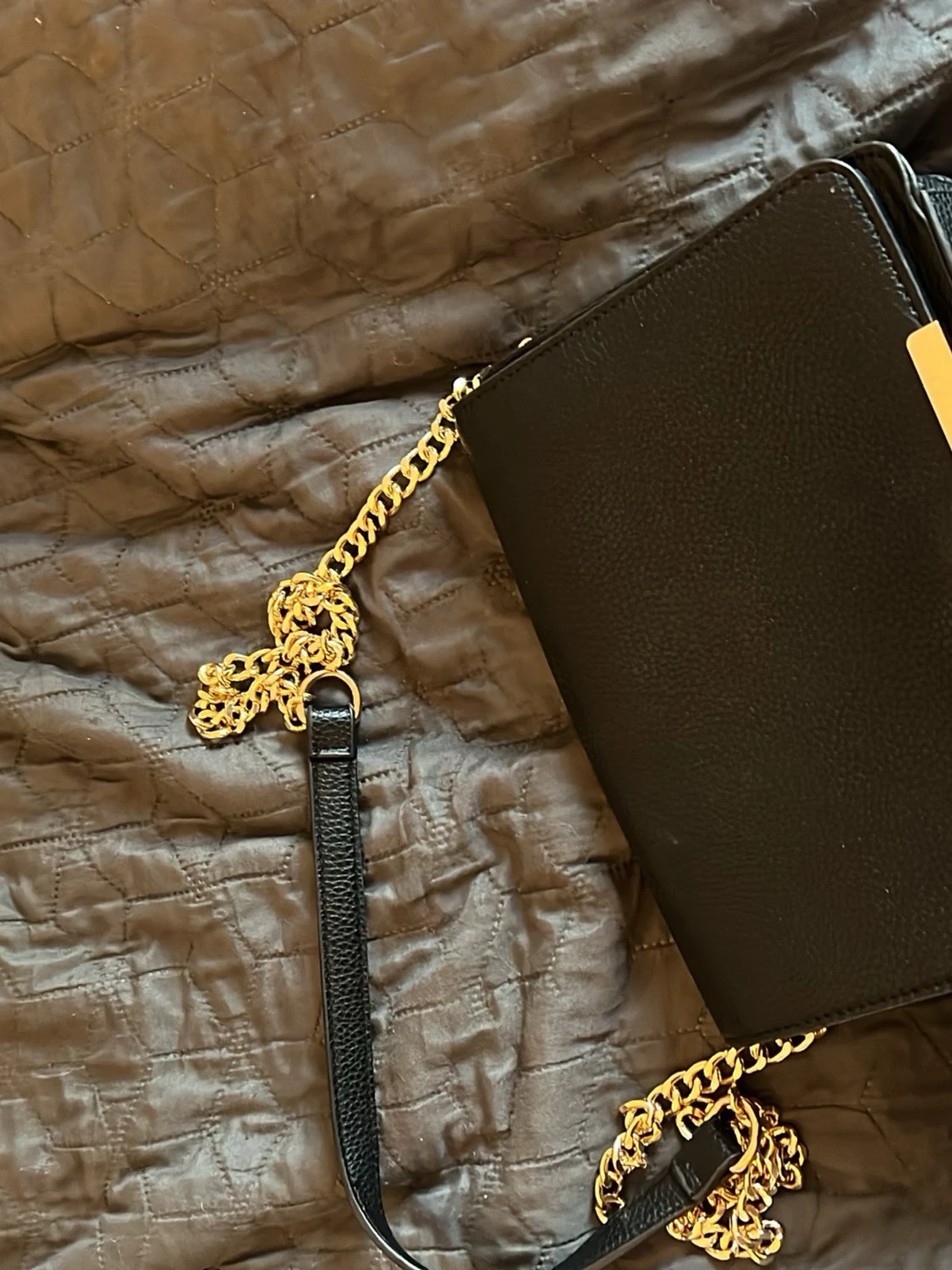 Svart axelväska med guldkedja - 1