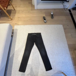 Slim-Jeans från Jack&Jones - Säljer mina svarta/mörkgråa jeans från jack and jones. Dom är använda ett fåtal gånger och upprätthåller gott skick. Storleken är 33/34 men dom sitter slim.