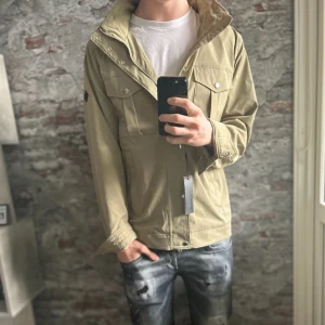 NY J.lindeberg bailey Field jacket  - Helt ny, inga defekter och tags medföljer! Storlek  L sitter som L/M, passar dig som är mellan 180-190cm ungefär. Nypris ca 4000kr. Modellen är 185 cm, 79 kg. Passar bra nu till våren! Skriv för mer information!🤝