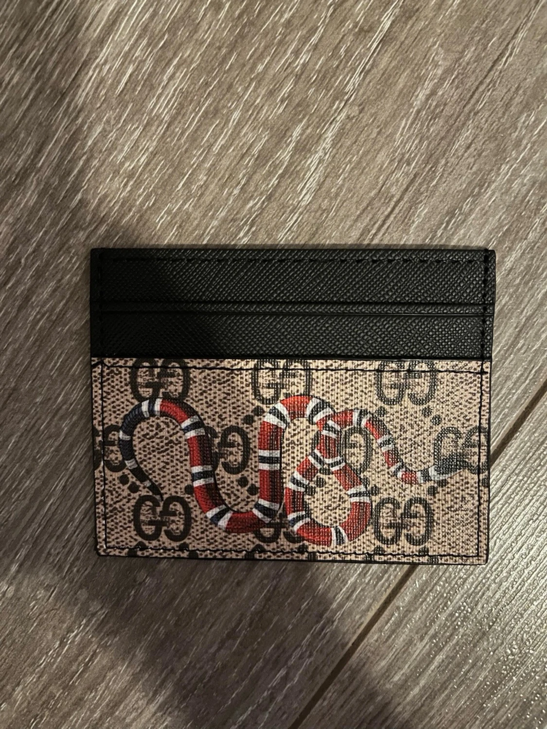 Korthållare i beige med orm 