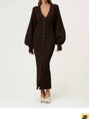 Adoore klänning - Brun stickad klänning från Adoore! Endast använd en gång och i jättefint skick 🥹💓