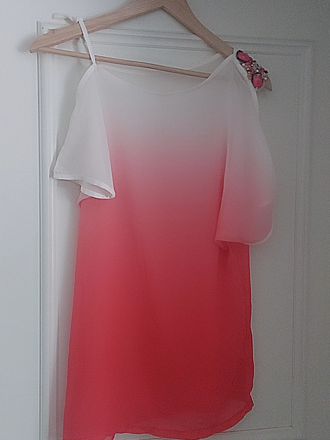 Vit och rosa off sholders blus med pärldetalj - 1