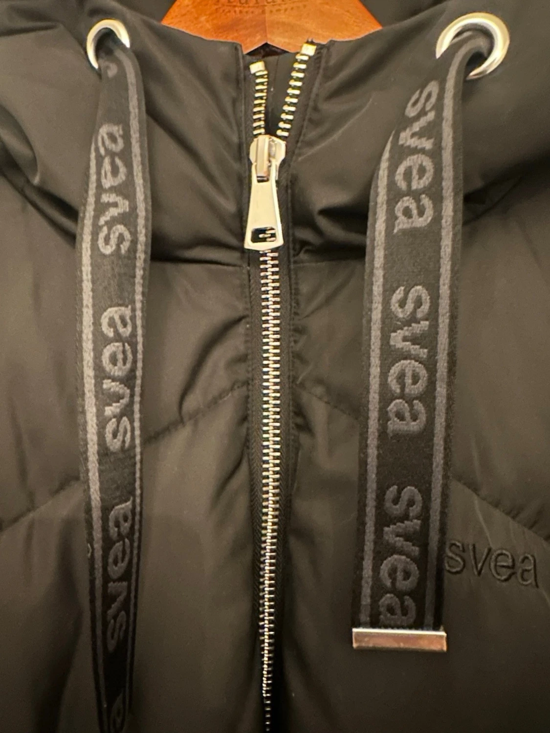 Svart pufferjacka från Svea med huva - 2