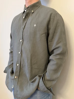 Grön linneskjorta från Morris - En stilren skjorta från Morris Stockholm. Second hand men i bra skick utöver att den saknar etikett i kragen✨ Tvättad och struken – redo att användas direkt.              . Perfekt för vår/sommar. Casual på stranden eller party. Inga defekter och regular fit.  Storlek 👔: L (saknar etikett) Nypris 💰: ca 1 200 kr 