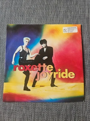 vinylskiva: Joyride av Roxette 7" - Artist: Roxette Låt: joyride & come back (before you go) Utgivningsår: 1991 Genre: pop rock Format: 7" (litet hål) Skick omslag och skiva: syns att det inte är nytt och sitter en namnetikett på framsidan men skivan är i fint skick