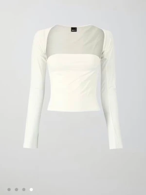 Vit långärmad mesh topp från Gina Tricot  i storlek M - Säljer en vit långärmad topp från Gina Tricot med transparent meshparti över bröstet och axlarna. Toppen är croppad och har en slim passform som framhäver siluetten. Perfekt för dig som gillar stilrena och trendiga plagg med en twist. Använt bara en gång är i jätte bra skick 