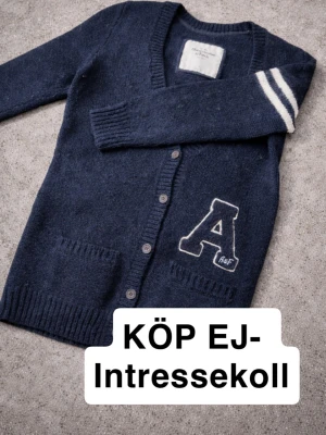 Intressekoll-cardigan från Abercrombie and fitch  - Intressekoll på denna cardigan från Abercrombie and fitch, riktigt snygg och i bra skick!
