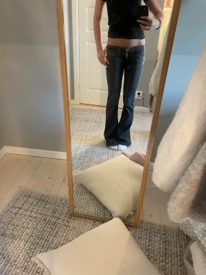 Svarta cheap monday jeans - Skitsnygga svarta/gråa jeans från Cheap monday Weekday🥰i storlek 24/32 och typ ganska bra skick❤️ 