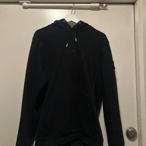 Stone Island hoodie - Stone Island hoodie. En av dom nyare modellerna, sitter fint och bekväm på en👍🏾