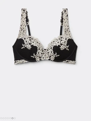 Intimissimi bh 75b  - Hej någon som hade velat byta en intimissimi bh i storlek 70B mot en 75B. Helt ny bara provad, men har slängt kvitto så kan ej lämna tillbaka. Modellen är: Superpushupp-behå Gioia Pretty Flowers, och jag vill byta mot en lika dan i svart eller marinblå. Om någon är intresserad så hör av er.                                                                        SÄLJER EJ, ENDAST BYTA