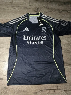 Real Madrid fotbollströja - Hej, säljer en helt ny real madrid tröja för säsongen 25/26 i storlek M.