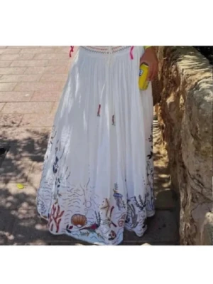 Zara korall kjol - Lång kjol från zara, storlek m men passar folk med mindre storlekar. Själv har jag storlek s men den passar perfekt. Använd 2 gånger och gillar inte hur långkjolar sitter på mig. Önska jag kunde använda den men behöver pengarna 💕😊