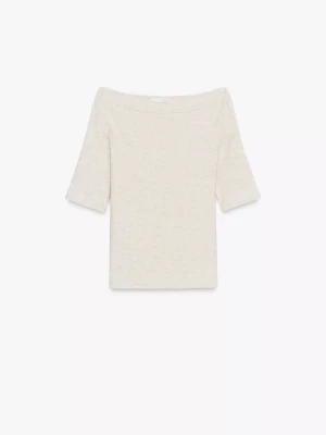 Offshoulder Topp - Superfin offshoulder t-shirt från ZARA i en ljusbeige färg. Modellen har korta ärmar och en smickrande, rak passform. Storlek S men passar som XS. Helt ny, bara testad.