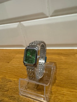 Quartz klocka  - 📦 Skickas alltid inom 24h 💬 Snabb och trygg kommunikation En liten detalj som lyfter hela din stil ✨ 