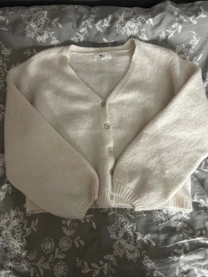 Gina Tricot kofta - Snygg kofta, aldrig använd