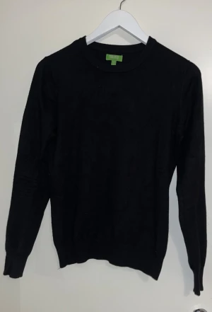 Merino ull - Säljer denna svarta stickade tröjan, den är slimfit och otroligt snygg men för liten för mig. Merino ull material. Nypris cirka 2500kr🙌