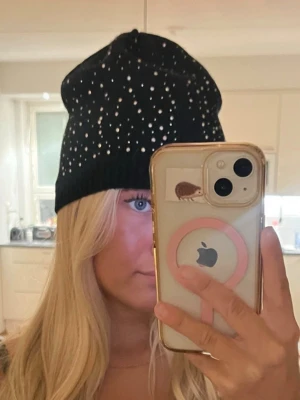 Svart mössa med glittriga detaljer - Snygg svart mössa med glittriga paljettdetaljer💓