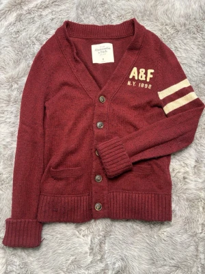 Abercombrie&Fitch Cardigan - Säljer denna sällsynta och mycket eftertraktade Abercombrie&Fitch Cardigan | Storlek S | Mycket bra skick | Vid eventuella frågor hör gärna av dig och erbjuder bra pris vid köp av bundle 😁✅