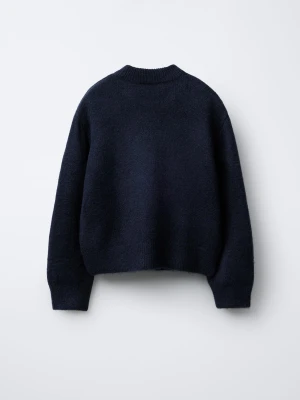 Mörkblå stickad tröja från Zara - Säljer en mörkblå, mysig stickad tröja från Zara i storlek S. Säljer pga för liten för mig! ❤️Tröjan har en enkel, klassisk design med rund halsringning och långa ärmar. Perfekt för kyliga dagar och lätt att matcha med olika outfits.