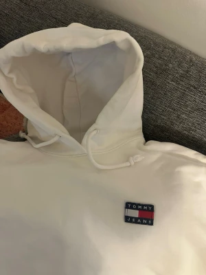 Tommy Hilfiger Hoodie  - Vit hoodie från Tommy hilfiger, använd fåtal gånger 🤍 köpt på dam avdelning men passar både man och kvinna. Passar S också