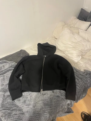 Weekday Hoodie - Svart Weekday Hoodie i storlek L. Säljer den för den ej är i min stil längre 