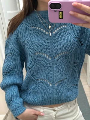 Blå stickad tröja - Kabelstickad tröja i fint mönster. Lite nopprig annars fint skick! Sitter som S/M💙