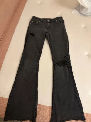 Svarta bootcut jeans från NLY Jeans - Svarta jeans med håll jeansen är avklippta så om ni undra längden eller midjemått är det bara och fråga🥰 med tyvär inte va det är för stopp dom men skulle gissa på 34