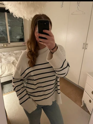 Vit randig stickad tröja, L - Jätte söt stickad tröja från lager 157! Säljer då den inte används! Mycket bra skick! 🩷🩷