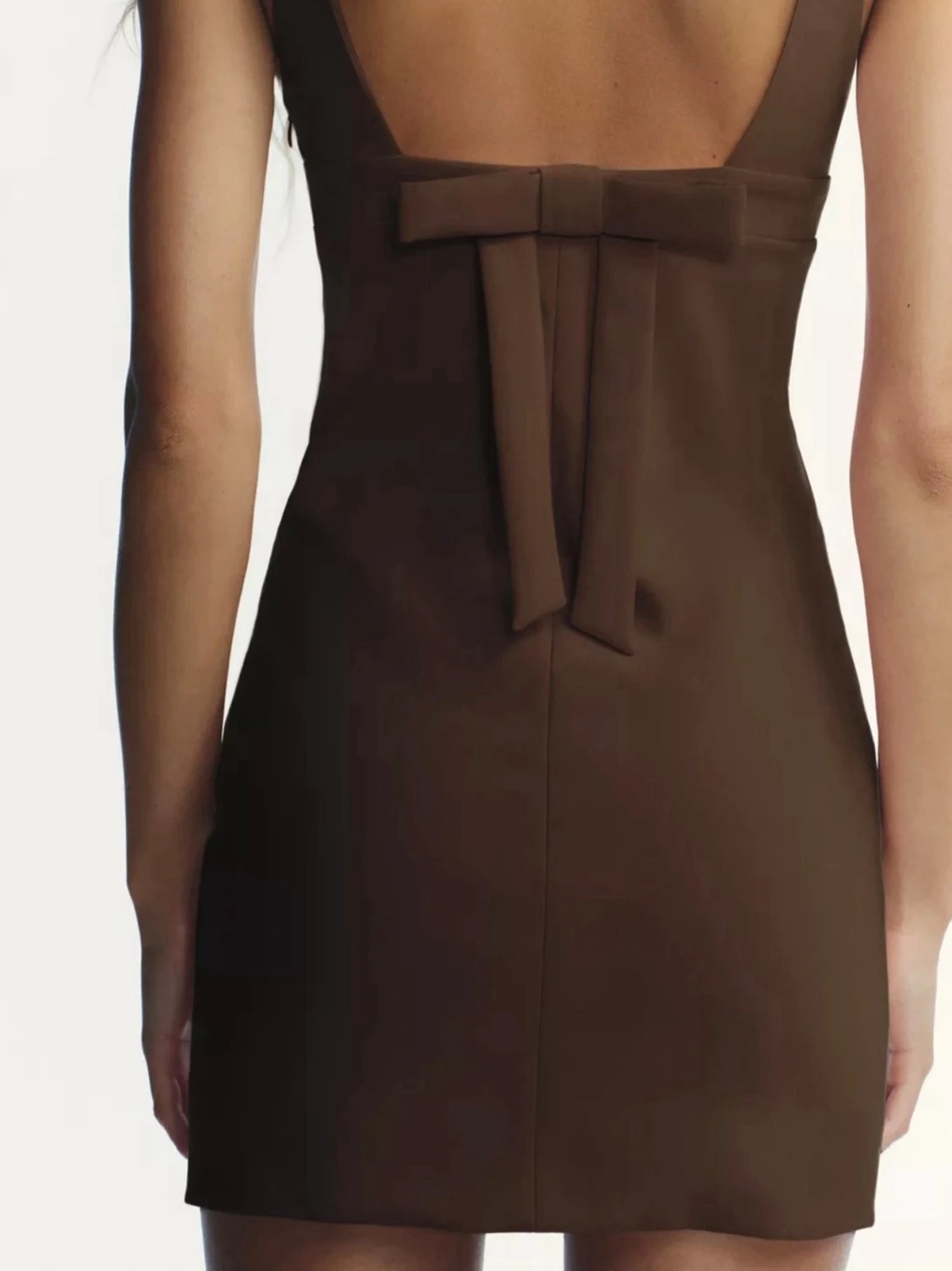 Brun kort klänning med rosett - 1