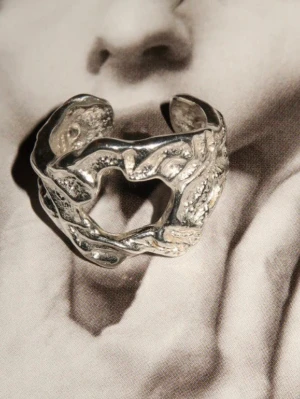 Ring 925 silver - En unik och chunky ring gjord i 925 sterling silver! Köpt från Salma details för 649kr, knappt använd i toppen skick! Eftersom att den är gjord av äkta silver är den vattentålig och håller sin färg lääänge!💞💞Justerbar dessutom, slutsåld på hemsidan!!