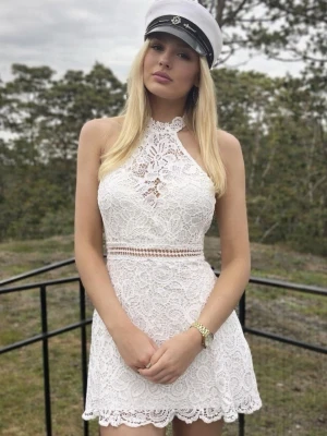 Love Triangle strl S/36 vit student spets klänning halterneck - Superfin vit kort klänning från Love Triangle med halterneck och vackert spetsmönster. Perfekt till student eller sommarens alla tillfällen! Strl uk 8 motsvarar S eller 36.