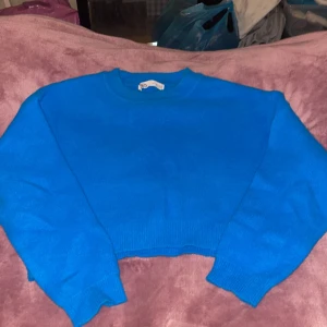 Turkos  stickad tröja från ZARA - Snygg turkos  stickad tröja från ZARA i storlek S. Tröjan har en klassisk rund halsringning, långa ärmar och ribbade muddar vid ärmslut och nederkant. Perfekt att styla med jeans eller kjol för en chill look.Färgen på första bilden stämmer INTE.