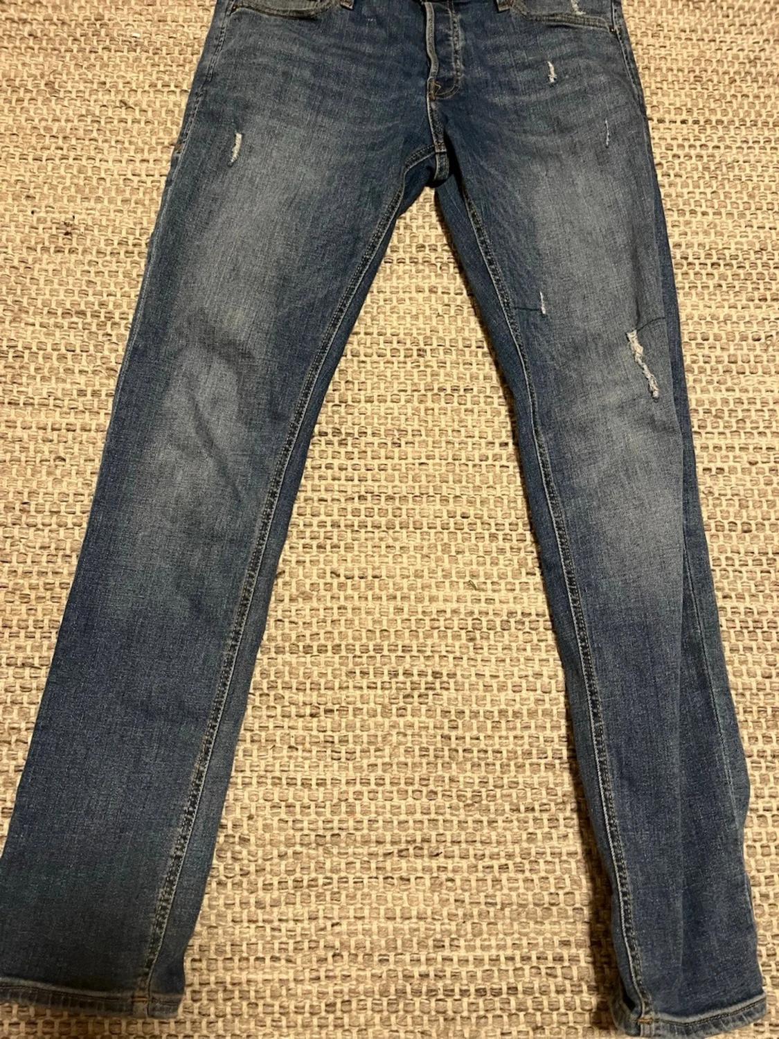 Blå skinny jeans med slitningar w31 l 32 pris är diskuterbart