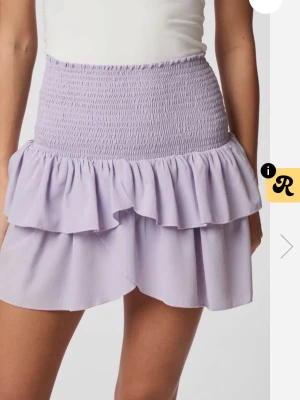 Ljuslila volangkjol - Supersöt ljuslila kortkjol med bred smock i midjan och dubbla volanger. Kjolen är från neo noir och är i ett mycket fint skick. Hör av er vid frågor💗