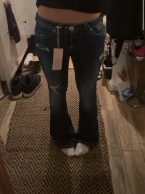 gina jeans . - Säljer ett par mörkblå bootcut jeans från Gina  eftersom de är för små för mej .