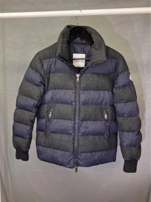 Moncler jacka - Tja! Supersnygg moncler jacka! Size 0 motsvarar xs. Självklart äkta! Riktigt sällsynt modell! Modellen är 179cm. Passar 170-177 bäst! Hör av dig vid intresse 😊🤝