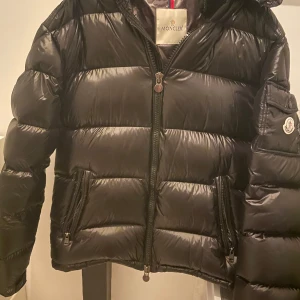 Moncler Maya - Säljer denna feta Moncler mayan perfekt nu till vintern! skön och den håller dig riktigt varm! Jackan är knappt använd och inga skavanker finns endast använd ett fåtal gånger. Kontakta via funderingar ✌️