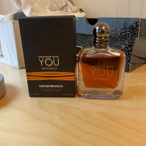 Stronger With You Intensely EDP 100ml - Emporio Armani Stronger With You Intensely, 100 ml Eau de Parfum pour Homme. En stilren och modern doft i en snygg flaska, perfekt för dig som vill sticka ut. Tillverkad i Frankrike.