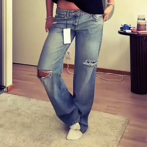 ZARA JEANS - Helt nya och oanvända wide/baggy jeans från zara i strl 34💗💗prislapp finns kvar, hon på bilden har strl 40 och är 168cm lång🌸🌸 Jag behöll strl 36 och säljer nu strl 34 då jag ville ha de mer baggy, jag har vanligtvis 32/34 och xs/s i jeans, är 160 lång💗💗 